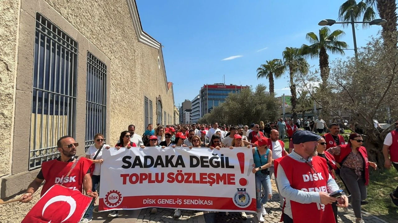 İzmir Büyükşehir Belediyesi'ne bağlı şirketlerde örgütlü işçilerin başlattığı grev 6’ncı gününde. Toplu sözleşme tıkanıklığı nedeniyle gerilim artıyor. İşçiler, belediyeyi masaya çağırıyor.
