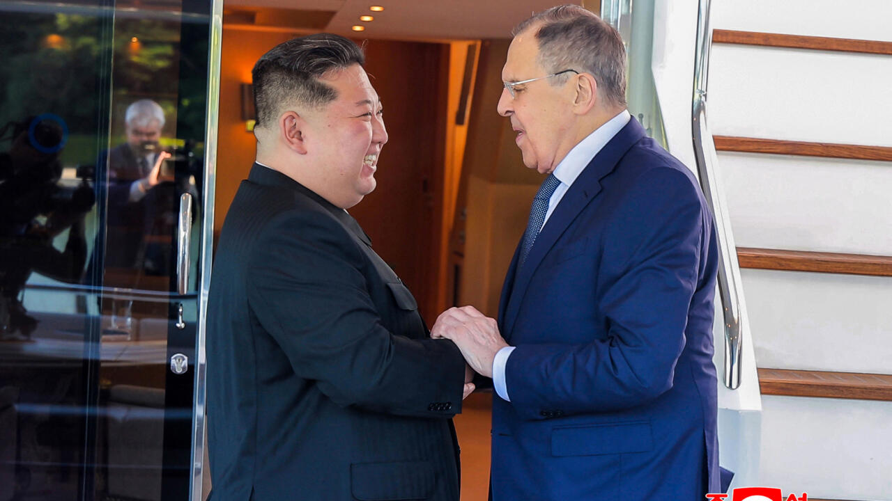 Kuzey Kore lideri Kim Jong-un, Rusya Dışişleri Bakanı Sergey Lavrov’u Wonsan’da kabul etti. Görüşmede Kim, Moskova’ya Ukrayna savaşında “koşulsuz destek” sundu, Kursk’taki Kuzey Koreli askerlerden övgüyle söz edildi.