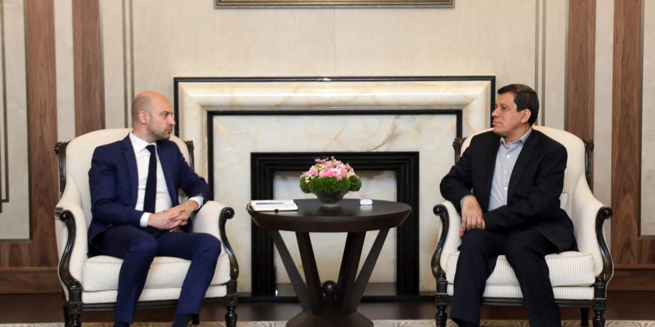 Fransa Dışişleri Bakanlığı, Suriye Geçici Hükümeti ile SDG arasında Paris’te müzakerelerin başlayacağını belirtti. Gündem ise taraflar arasında daha önce imzalanan 10 Mart anlaşması.