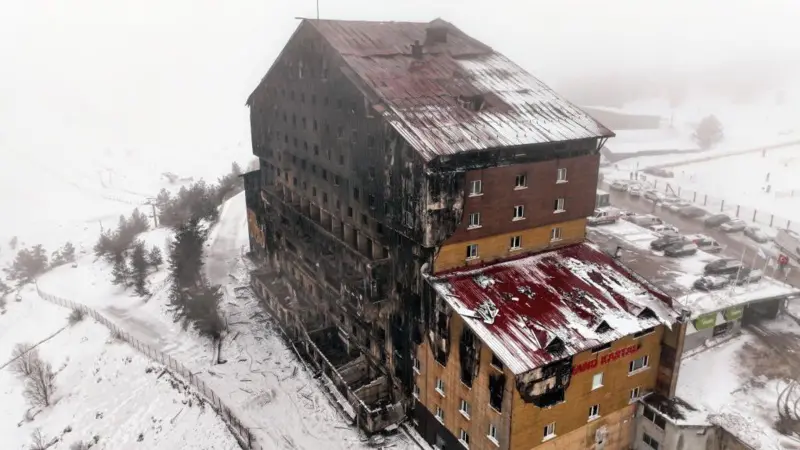 Bolu’nun Kartalkaya Kayak Merkezi’nde bulunan Grand Kartal Otel’de çıkan yangında 78 kişinin hayatını kaybetmesiyle ilgili davanın ilk duruşması yarın başlıyor. 19’u tutuklu 32 sanık, “olası kastla öldürme” suçlamasıyla yargılanacak.