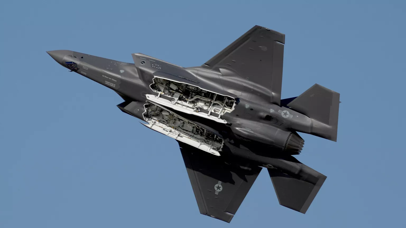 ABD Senatosu Dış İlişkiler Komitesi Başkanı James Risch, Türkiye’nin satın aldığı altı F-35 savaş uçağının teslimatını süresiz olarak engellediğini açıkladı. Washington-Ankara hattındaki kriz devam ediyor.
