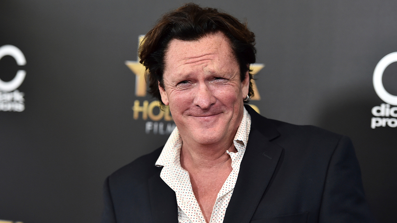 Quentin Tarantino’nun kült filmleri “Rezervuar Köpekleri” ve “Kill Bill”deki unutulmaz rolleriyle tanınan Michael Madsen, Kaliforniya’daki evinde ölü bulundu. Ölüm nedeni kalp durması olarak açıklandı.