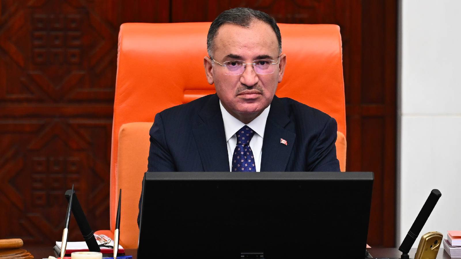 TBMM Başkanvekili Bekir Bozdağ, 15 Temmuz’un 9’uncu yılında yeni anayasa için formül önerdi. “Uzlaşılamayan maddeler aynen taşınsın, uzlaşılanlar ilave edilsin” diyen Bozdağ, “Darbecilerin değil, Meclis’in yaptığı anayasa olsun” ifadelerini kullandı.