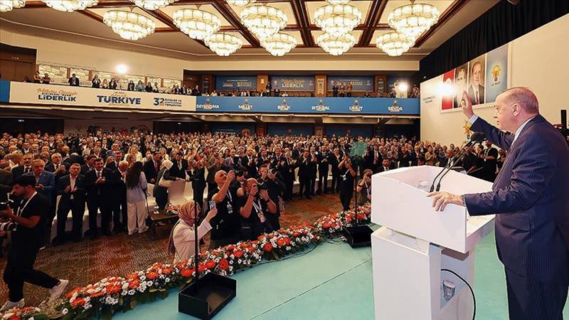 Necmiye Alpay RTE, Silahları “yandırma” töreninden sonraki gün yaptığı konuşmada “Türkiye yüzyılının kapıları ardına kadar aralanmıştır” dedi. Konuşmayı izlerken bu cümleyi duyunca içimden bir ses, acaba dedi, prompter’dan akan yazıda “ardına kadar açılmıştır” denmişti ama, bu sözdeki vurgu ve vaatten çekinen RTE, yarı bilinçli bir irkiltiyle, bir tür temkin edimi olarak onun yerine “aralamak” fiilini […]