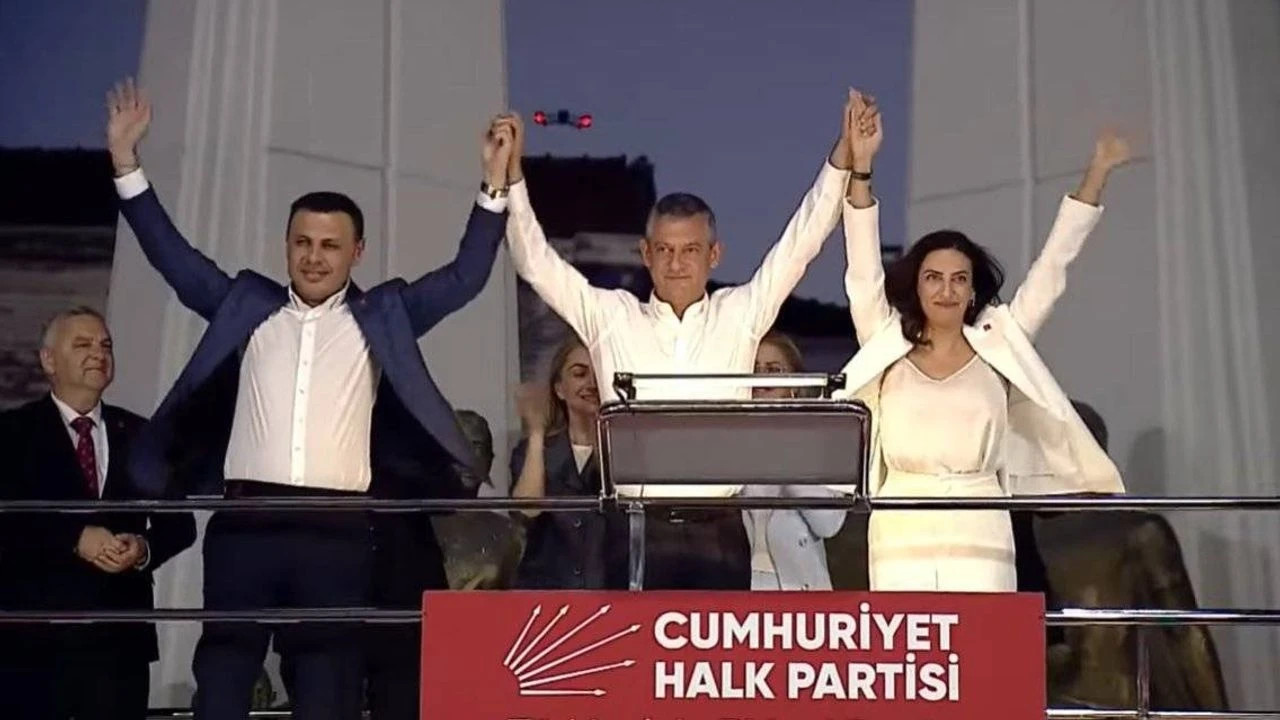 Haziran ayında DEVA Partisi’nden istifa eden Evrim Rızvanoğlu ve Cem Avşar, CHP’ye katıldı. Özgür Özel, mitingde yaptığı konuşmada “Baba evine hoş geldiniz” dedi.