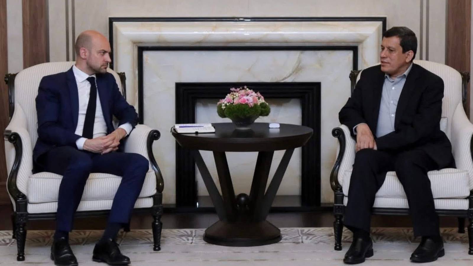CENGİZ ÇANDAR Türkiye’de, başta iktidar yanlısı çevreler ve bizzat iktidar sahipleri, her vesileyle, Suriyeli Kürtleri ve son olarak Dürzileri İsrail’in piyonu olarak nitelemekte beis görmüyorlar.  Şam yönetiminin ortaya koyduğu resim, tam da bu açıdan ibret verici. Türkiye’de başka hiçbir konuda Suriye’de olan-bitenler kadar gerçekler ters yüz edilmiyor. Unutmayalım ki, Suriye’de dikiş tutmazsa Türkiye’deki “sürecin” yaşaması […]