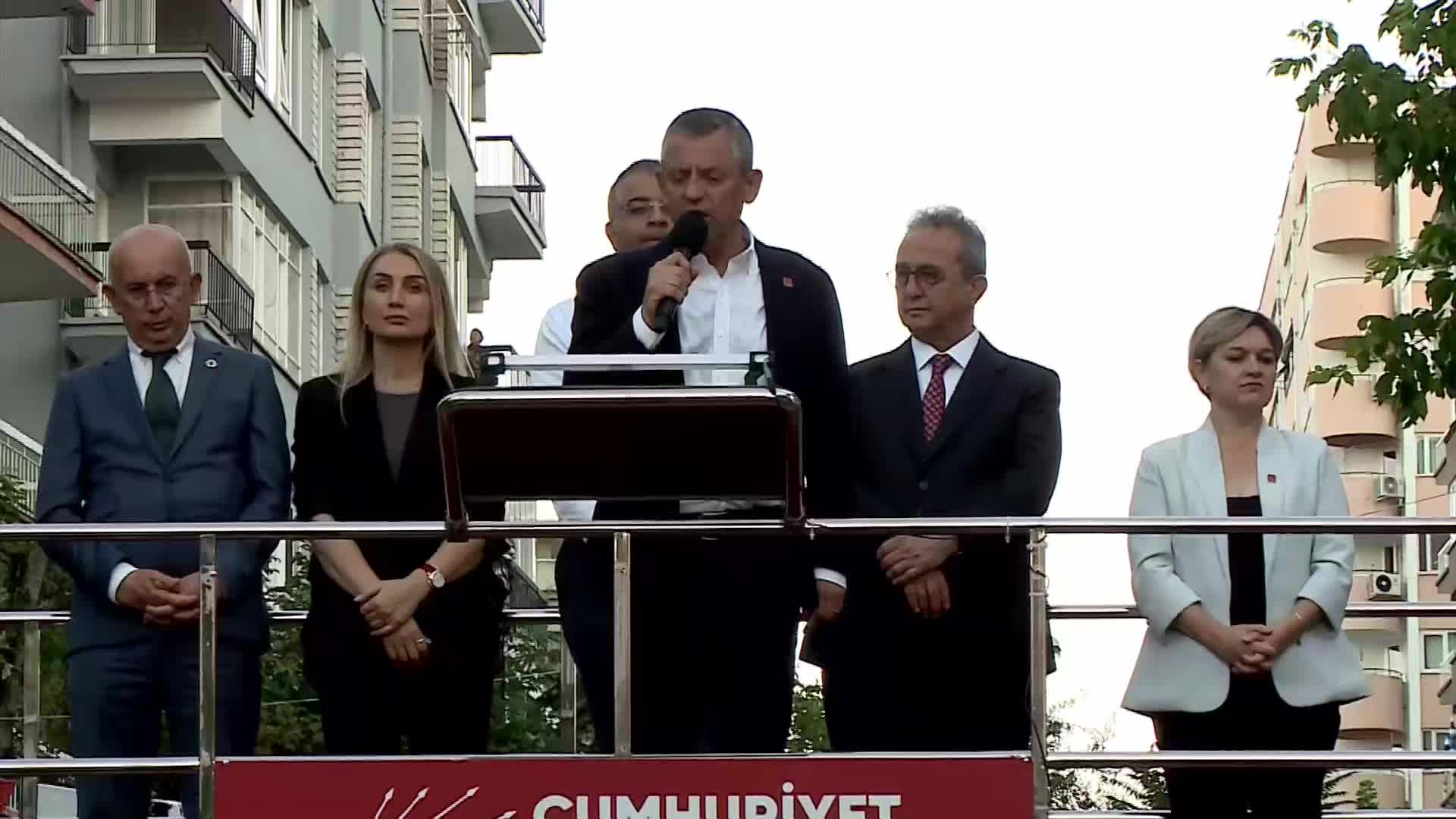 CHP lideri Özgür Özel, Cumhurbaşkanlığı Aday Ofisi açılışında Dışişleri Bakanı Fidan’ı hedef aldı: “Netanyahu’ya susan, Trump’a sessiz kalan bir Dışişleri Bakanı var. TikTok’ta Kurtlar Vadisi kesitleriyle siyaset yapılmaz.”