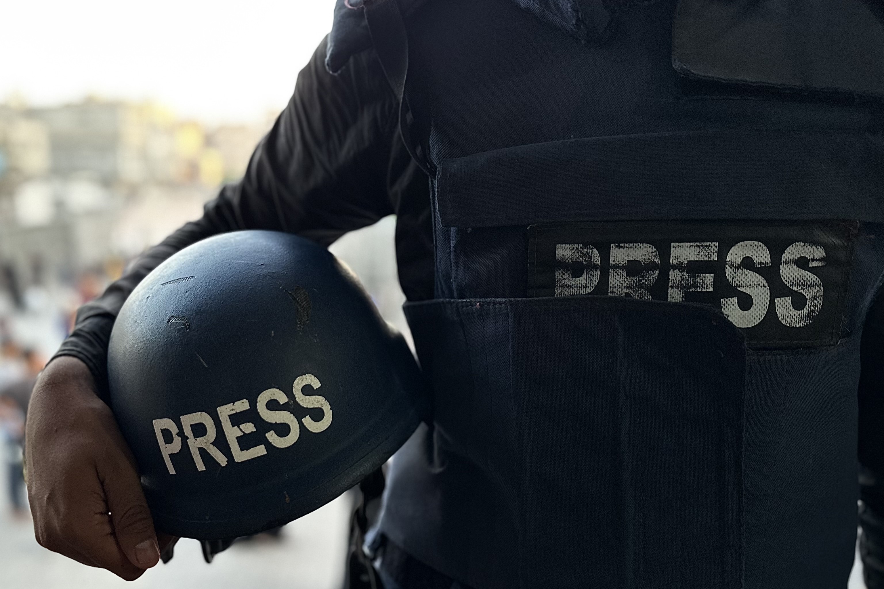 Gazze’de bir gazeteci daha İsrail saldırılarında yaşamını yitirdi. Sivillerin hedef alındığı saldırılarda ölü sayısı 59 bini aşarken, açlıktan ölenlerin sayısı 111’e yükseldi, bunların en az 80’i çocuk.