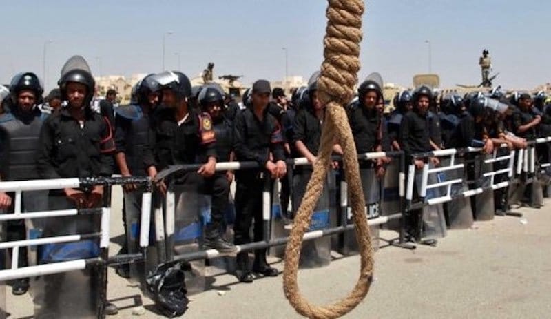 Amnesty International’a göre, Suudi Arabistan’da yalnızca 2025 yılının ilk yarısında 180’den fazla kişi idam edildi. Özellikle yabancı uyruklu mahkumlara yönelik artan infazlar, uluslararası hukuk ve insan hakları normlarını ihlal ediyor.