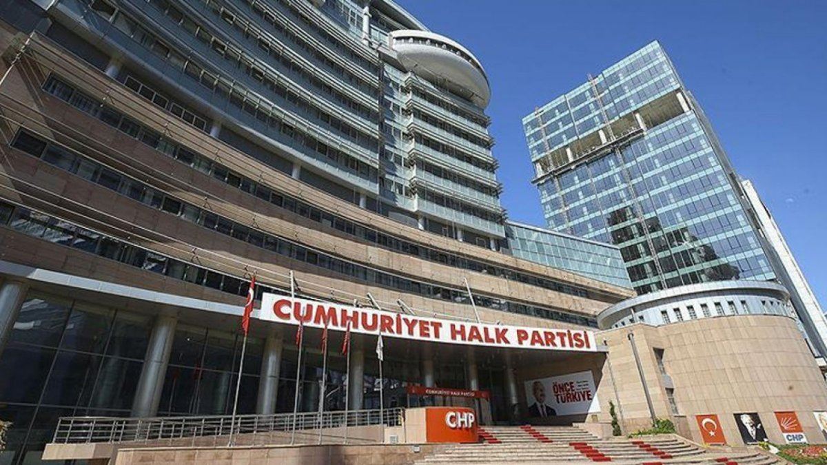 CHP, son dönemde partili belediyelere yönelik operasyonların ardından tüm belediye başkanlarını Ankara’ya çağırdı. 10 Temmuz Perşembe günü saat 10.00’da Genel Merkez’de yapılacak toplantıda sürece ilişkin ortak değerlendirme yapılacak.