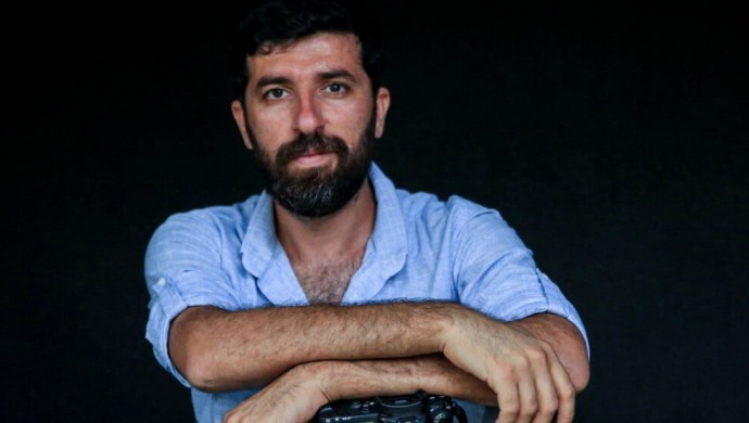HABER MERKEZİ – Gazeteci Metin Yoksu Batman Cezaevi’nden adli kontrol şartıyla tahliye edildi. Yoksu, Artvin merkezli yürütülen bir soruşturma kapsamında “örgüt üyeliği” suçlamasıyla 25 Haziran’da tutuklanmıştı. Yoksu, o tarihten bu yana Batman Beşiri Cezaevi’nde tutuluyordu. Medya ve Hukuk Çalışmaları Derneği (MLS), sosyal medya hesabından Metin Yoksu hakkında açıklama paylaştı. 📌 Gazeteci Metin Yoksu tahliye edildi […]