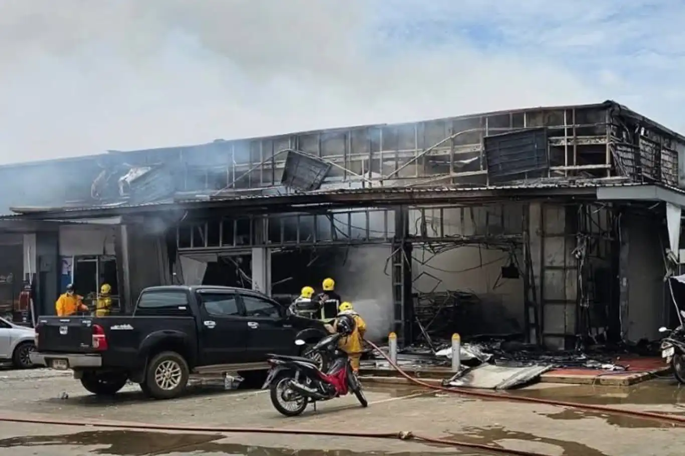 Kamboçya-Tayland arasında dün başlayan çatışmalar ikinci gününde de sürüyor. Çatışmalarda ölü sayısı 16'ya yükselirken yüzbinlerce kişi yerlerini terk etmek zorunda kaldı. 