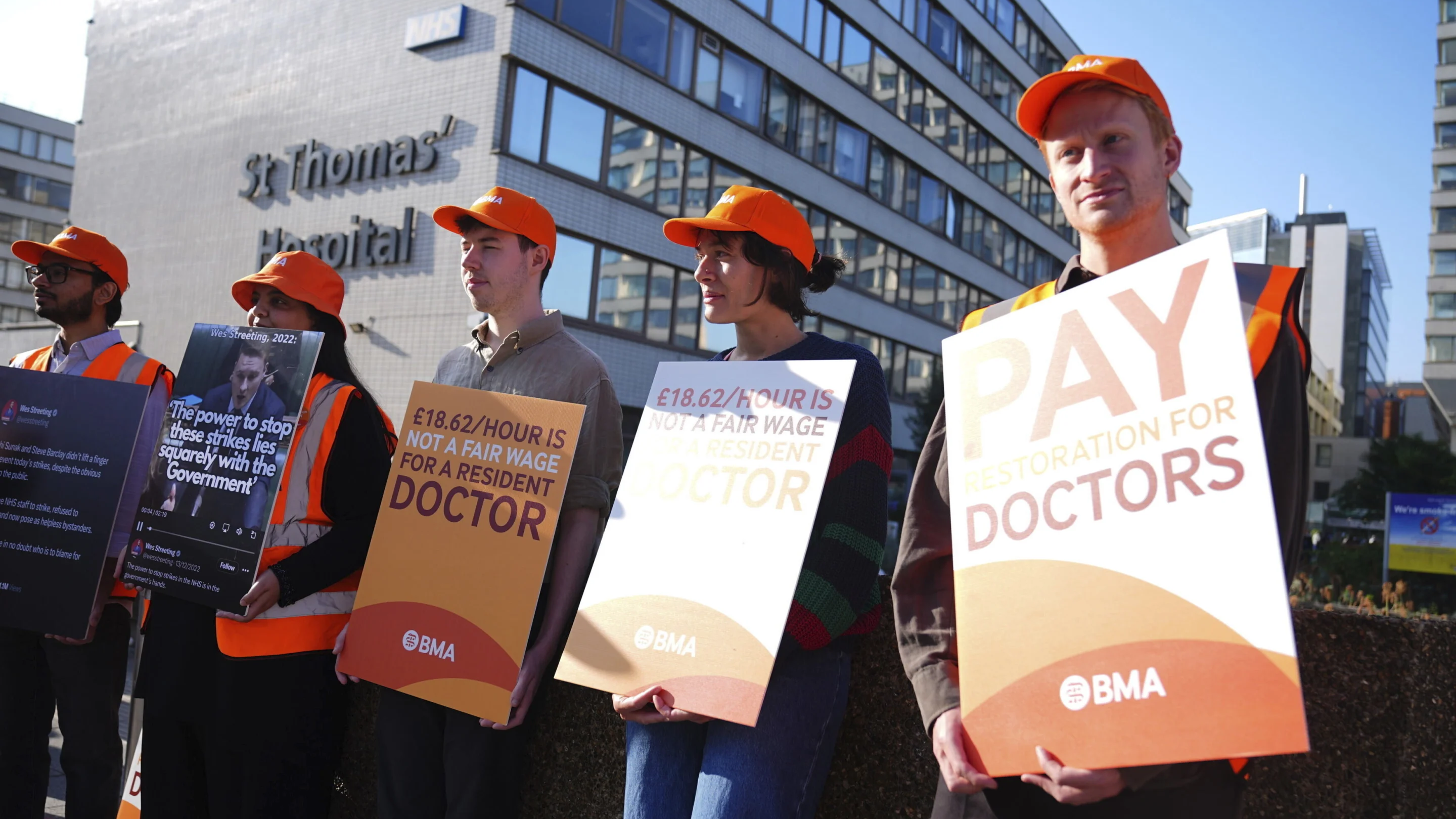 İngiltere’de kamu hastanelerinde görevli asistan doktorlar, maaşlarının enflasyon karşısında eridiği gerekçesiyle beş günlük greve başladı.