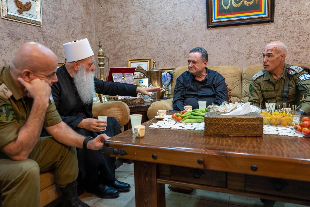 İsrail Savunma Bakanı Israel Katz, Dürzi toplumunun ruhani lideri Şeyh Muvaffak Tarif’i ziyaret etti. Katz, İsrail’deki Dürzilere tam destek mesajı verirken, Suriye’nin Süveyda bölgesindeki Dürzilere insani yardım ulaştırmak için iş birliğini artıracaklarını duyurdu.