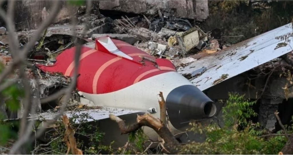 Hindistan’da 12 Haziran’da yaşanan ve 260 kişinin hayatını kaybettiği Air India kazasına ilişkin ön inceleme raporu yayımlandı. Rapora göre, uçak yere çakılmadan saniyeler önce motorlara yakıt akışı kesildi.