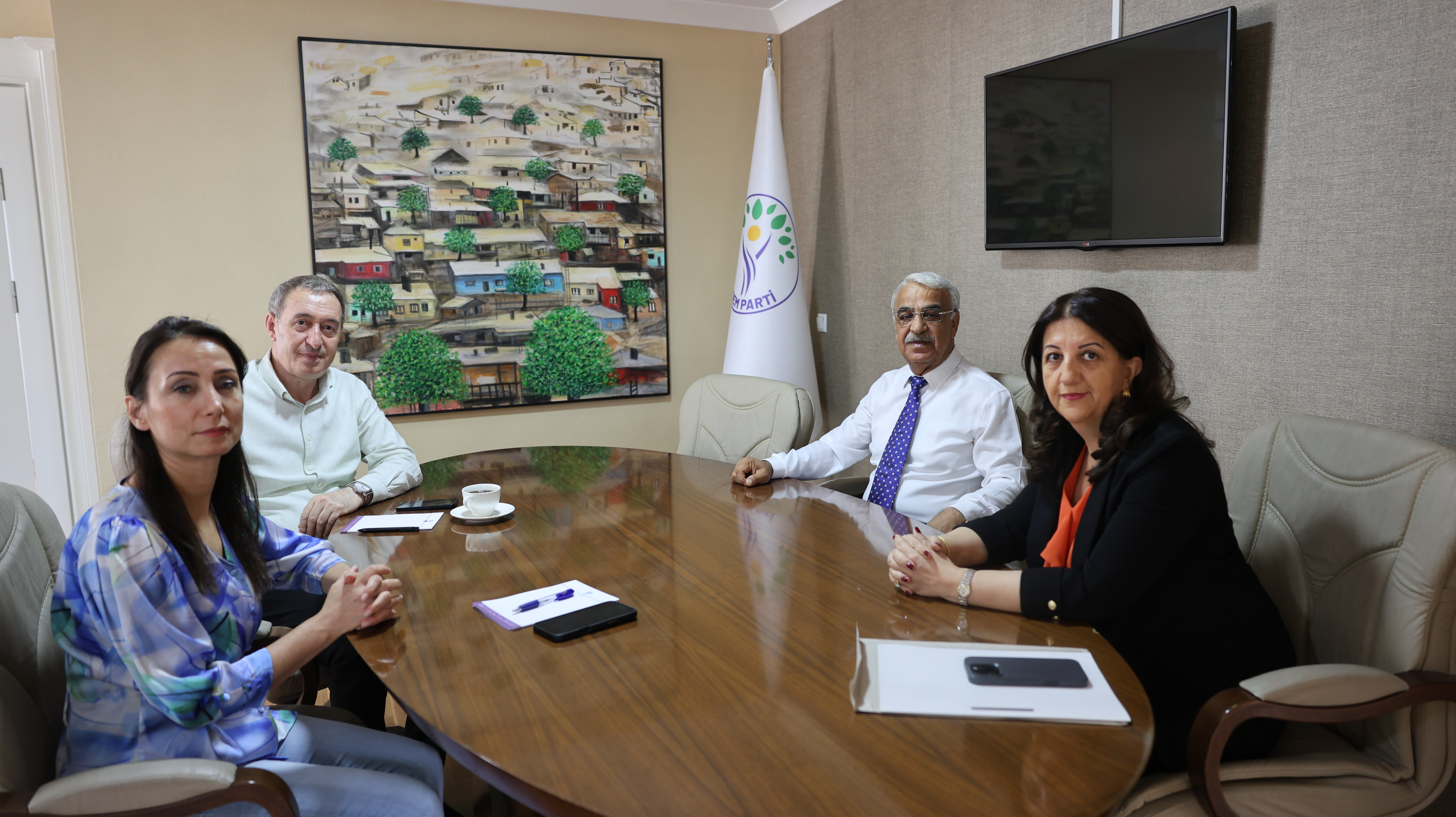 İmralı’da Abdullah Öcalan ile görüşen DEM Parti heyeti, Eş Genel Başkanlar Tülay Hatimoğulları ve Tuncer Bakırhan ile bir araya geldi. Heyet, ardından Cumhurbaşkanı Erdoğan ile görüşmek üzere Külliye’ye geçecek.