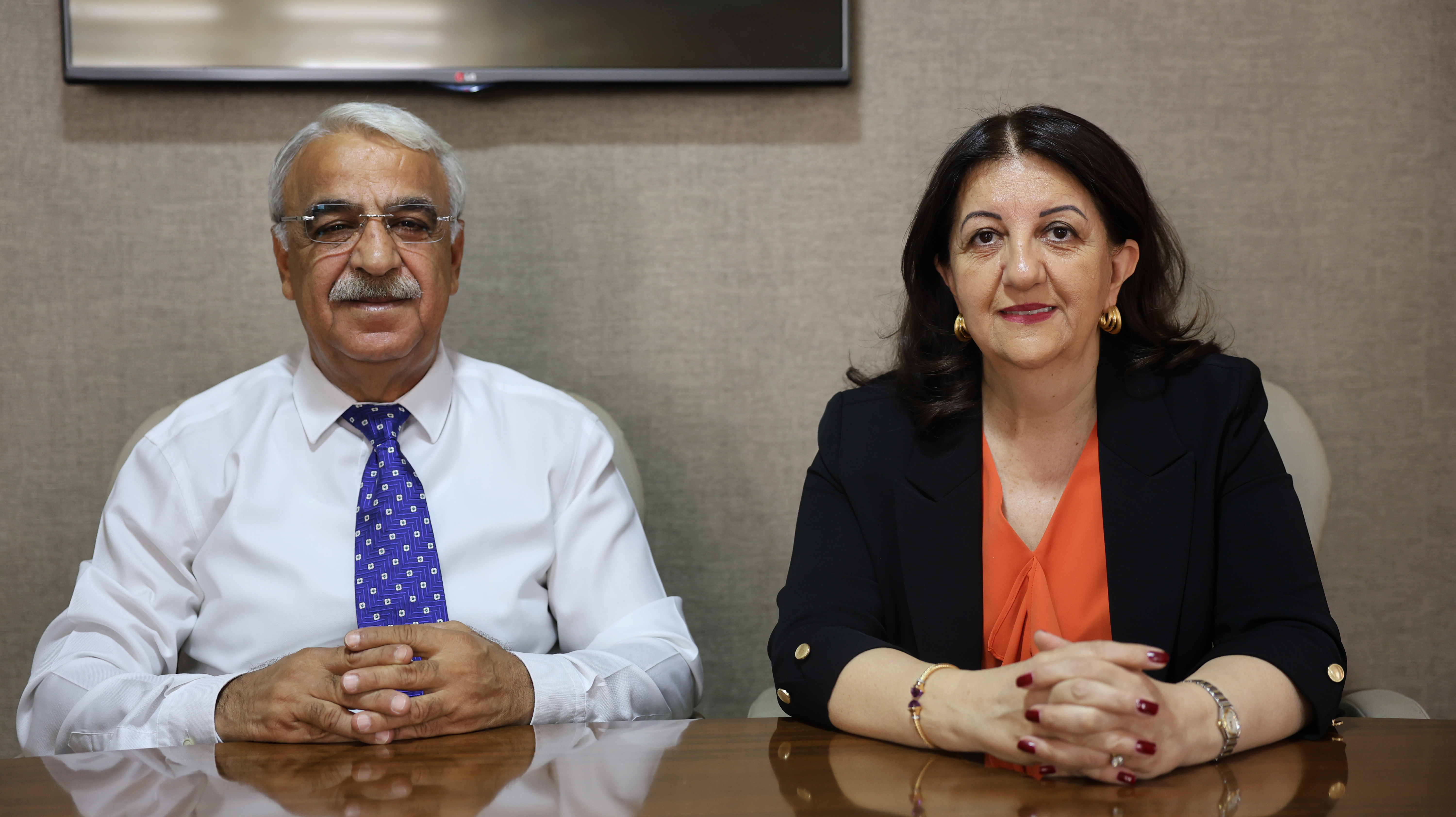 DEM Parti İmralı Heyeti, AKP’li Cumhurbaşkanı Tayyip Erdoğan ile yapılacak görüşme öncesi açıklamalarda bulundu. Pervin Buldan ve Mithat Sancar, görüşmenin sürecin yeni aşaması açısından kritik olduğunu vurguladı.