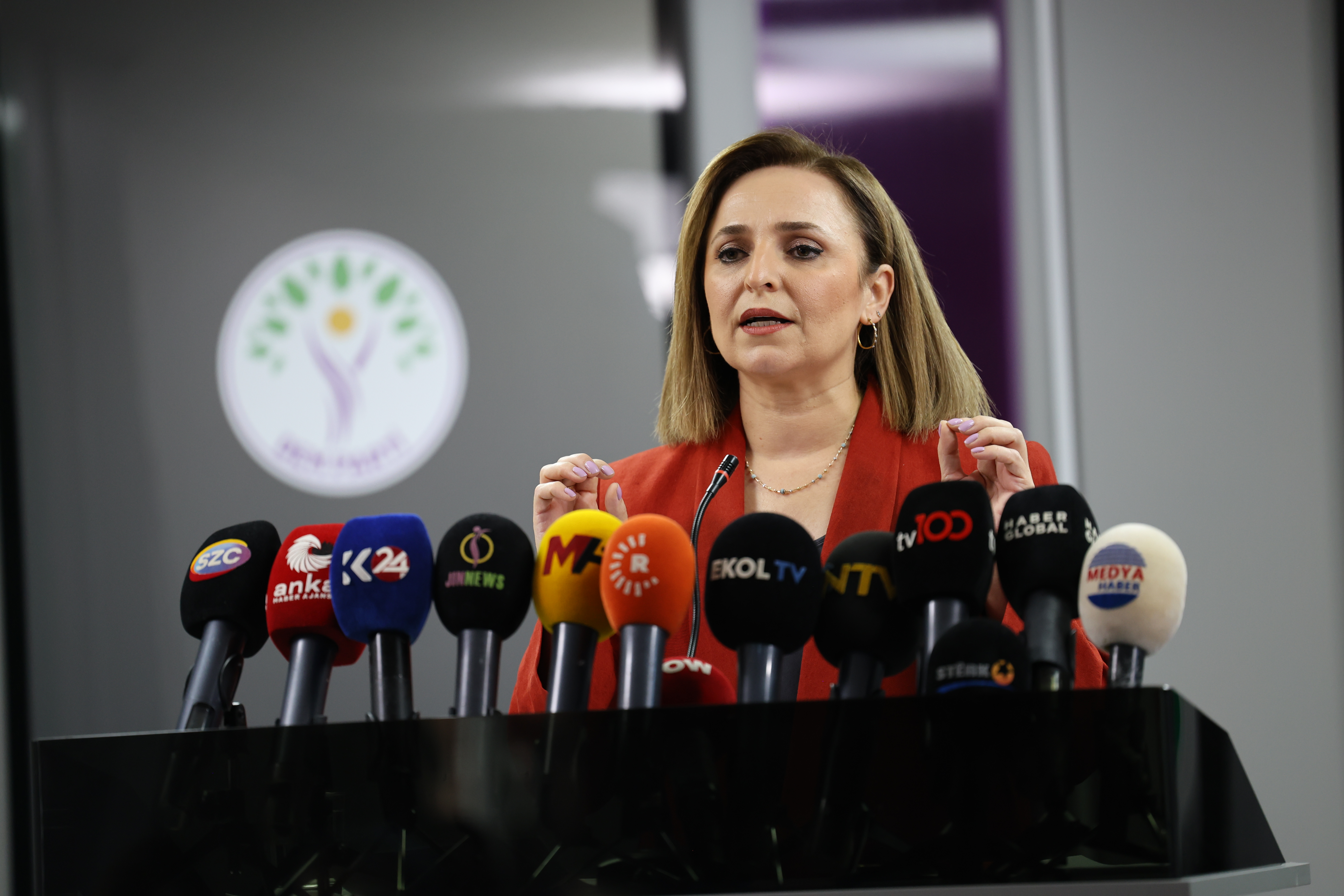 DEM Parti Sözcüsü Ayşegül Doğan, partinin genel merkezinde düzenlediği basın toplantısında orman yangınlarından Meclis komisyonuna, tahliye tartışmalarından demokrasi vurgusuna kadar birçok konuda açıklamalarda bulundu.