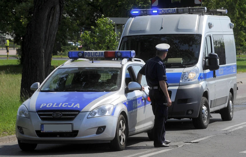 Polonya'nın Przypki köyünde bir Katolik rahip, 68 yaşındaki bir evsizi baltayla öldürüp üzerine benzin dökerek yaktığını itiraf etti. Olay ülkede infiale yol açarken, rahip hem adli hem de kilise hukuku açısından en ağır yaptırımlarla karşı karşıya.