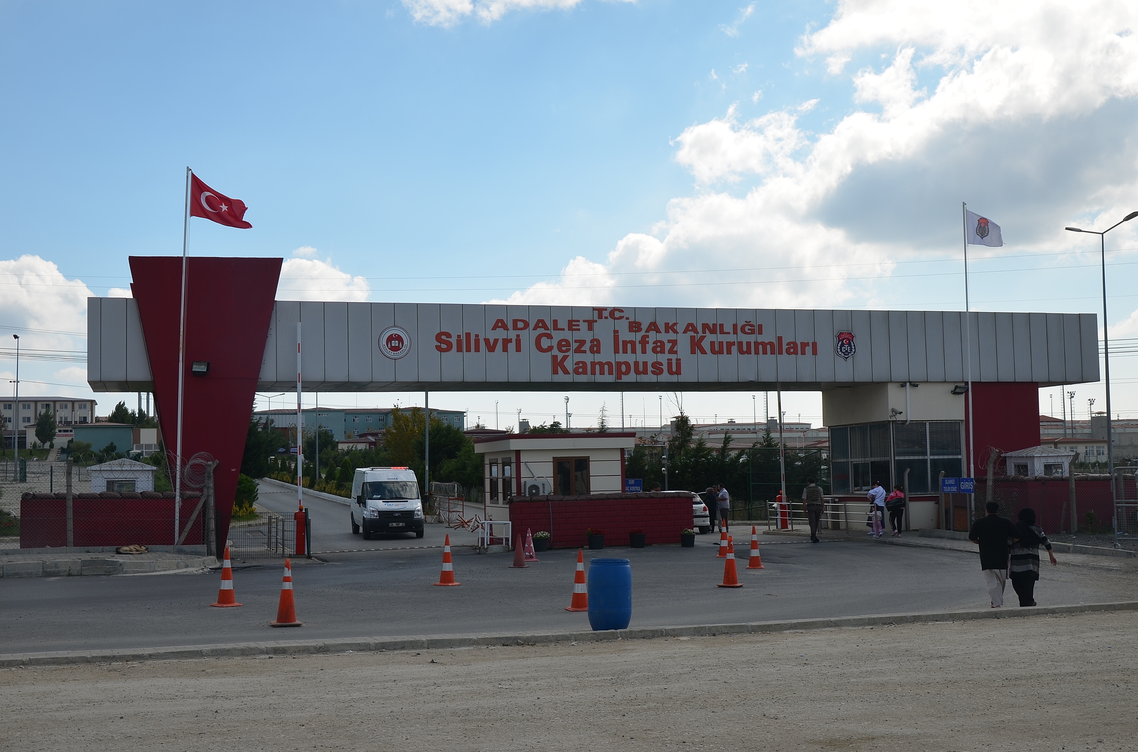Silivri Cezaevi’nde doluluk oranı yüzde 212’ye ulaştı. İstanbul, Antalya ve diğer büyükşehirlerdeki cezaevleri de kapasitesinin çok üzerinde. Uzmanlara göre tablo, siyasallaşmış yargının ve adaletsizliğin en net göstergesi.