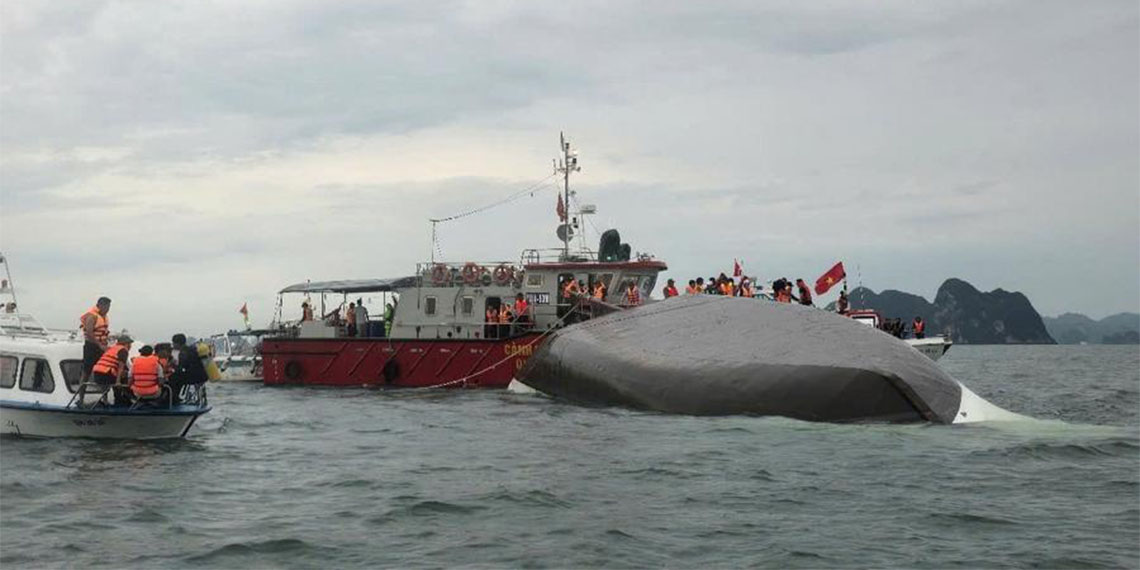 Vietnam’ın Ha Long Körfezi’nde fırtına nedeniyle alabora olan tur teknesinde 37 kişi yaşamını yitirdi. Teknedeki yolcuların çoğunun turist olduğu bildirildi. Arama kurtarma çalışmaları sürüyor.