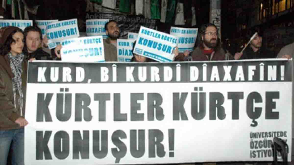 Türkiye’de Kürtçe şarkı söyleyen ya da dinleyen birçok kişi saldırıya uğradı, kimileri öldürüldü. Kimileri hakkında dava açıldı, kimileri sahneden alındı. Geride hep aynı cümle kaldı: “Burası Türkiye, burada Kürtçe olmaz.”