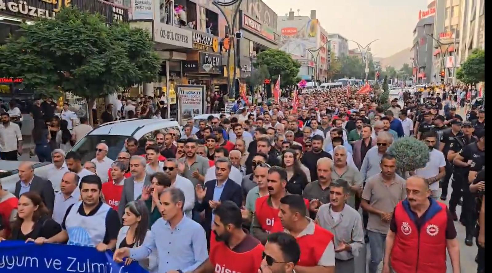 Seçilmiş belediye eş başkanlarının yerine kayyum olarak atanan valinin 223 işçiyi işten çıkarmasına tepki gösteren Zeydan ve Şedal, işçilerin derhal işe iade edilmesini ve kayyım uygulamasının sonlandırılmasını istedi. İşçi kıyımına karşı kentte kitlesel protesto düzenlendi.