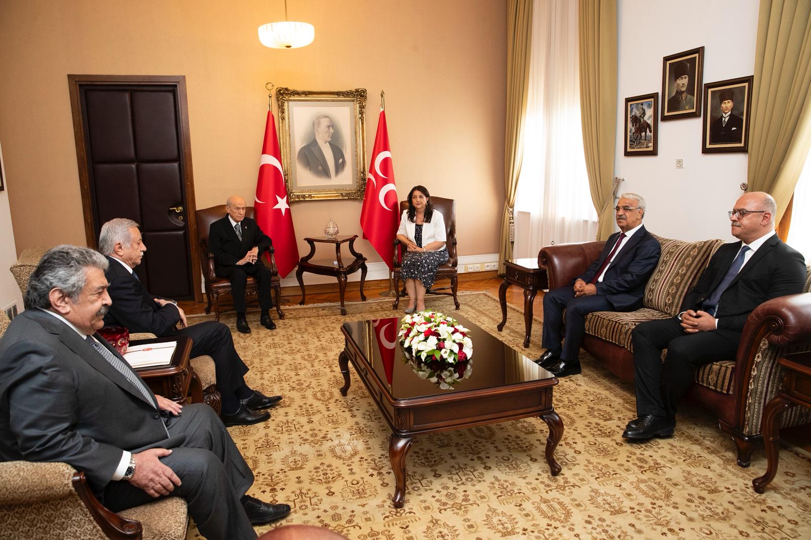 DEM Parti İmralı Heyeti, MHP Genel Başkanı Devlet Bahçeli ile Meclis’te bir araya geldi. Görüşme sonrası açıklama yapan Pervin Buldan, Bahçeli’nin sürece dair “olumlu ve pozitif” yaklaşımını bir kez daha gördüklerini belirtti.