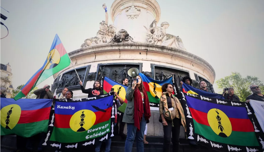 Fransa ile Yeni Kaledonya arasında Bougival’de imzalanan yeni kurumsal gelecek anlaşması, adaya özel vatandaşlık, egemenlik yetkilerinin devri ve çifte vatandaşlık gibi yenilikler getiriyor. 2026’da halk oylamasına gidilecek.
