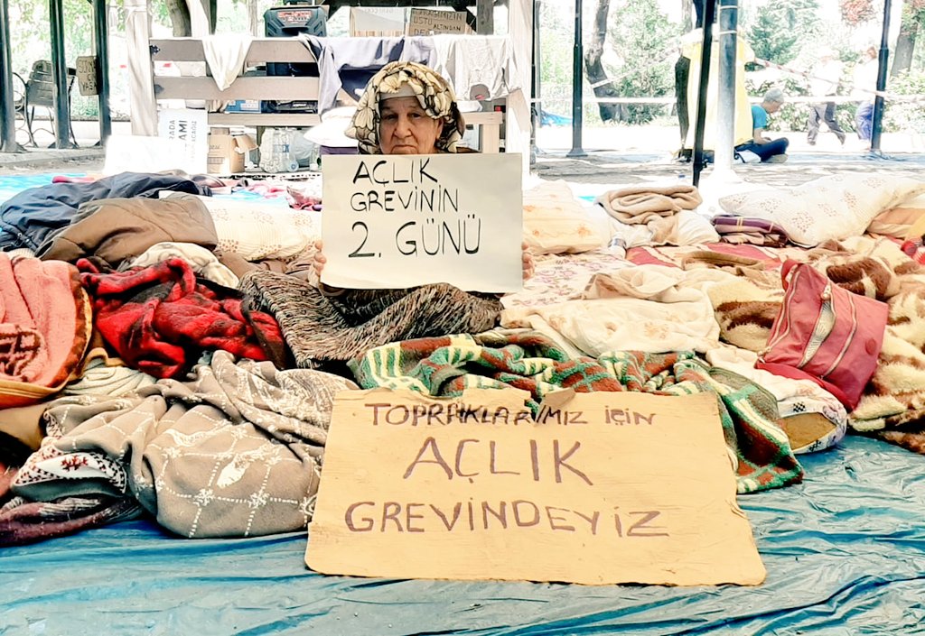AKP’nin tepkilere rağmen Meclis’e taşıdığı ve kamuoyunda “süper izin” olarak anılan yasa teklifinin ilk 11 maddesi kabul edildi. Açlık grevine başlayan köylülerse “Zeytin ağacını taşıyamazsınız, çünkü kökleri biziz” diyerek direnişlerini sürdürüyor.