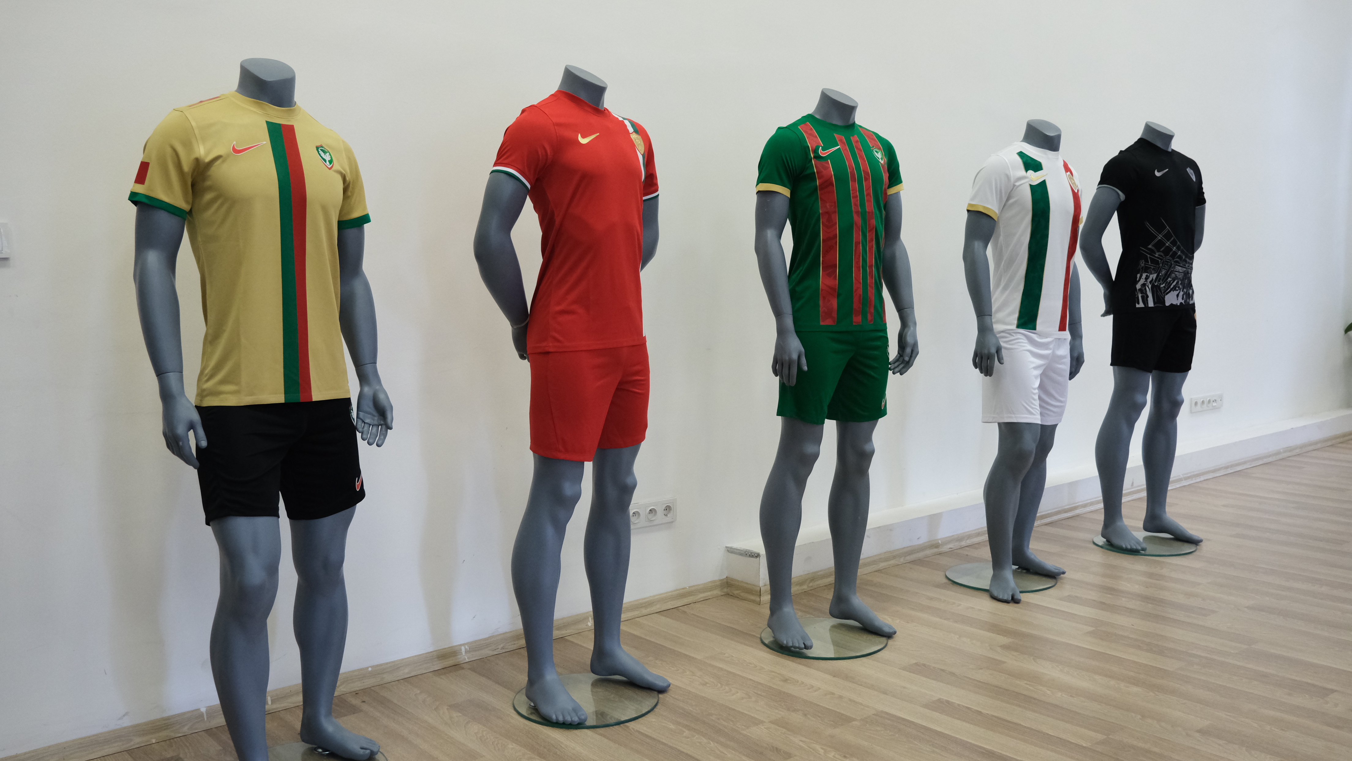 Amedspor, 2024-2025 sezonu için yeni formalarını tanıttı. Altyapı, kadın futbolu ve sponsorluk çalışmalarına dair bilgiler paylaşıldı.