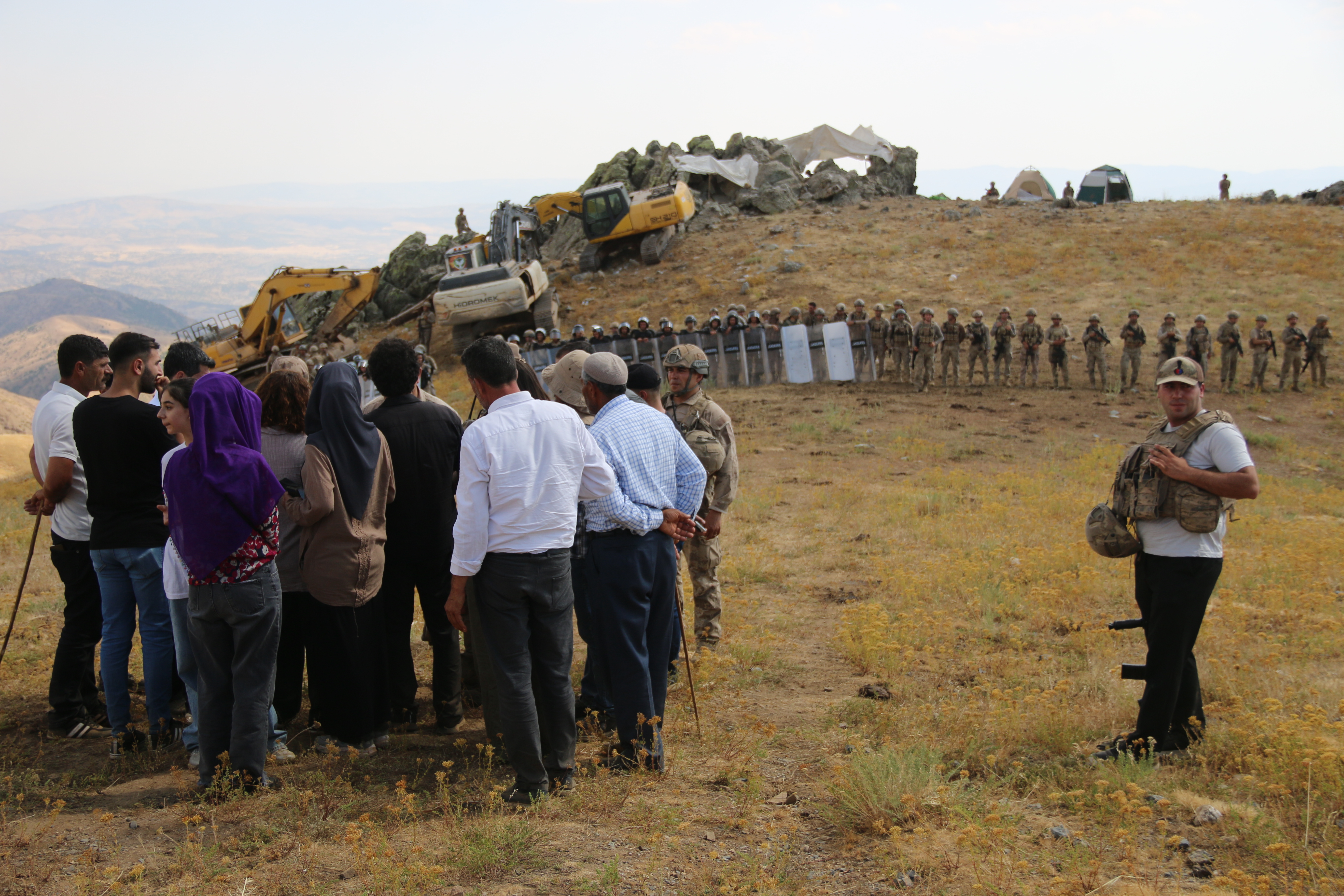 Diyarbakır’ın Kulp ilçesinde ÇED raporu olmadan başlatılan maden çalışmasına karşı çıkan köylüler, iş makinelerinin önüne çadır kurarak “Bu kepçeler gidene kadar buradayız” dedi.