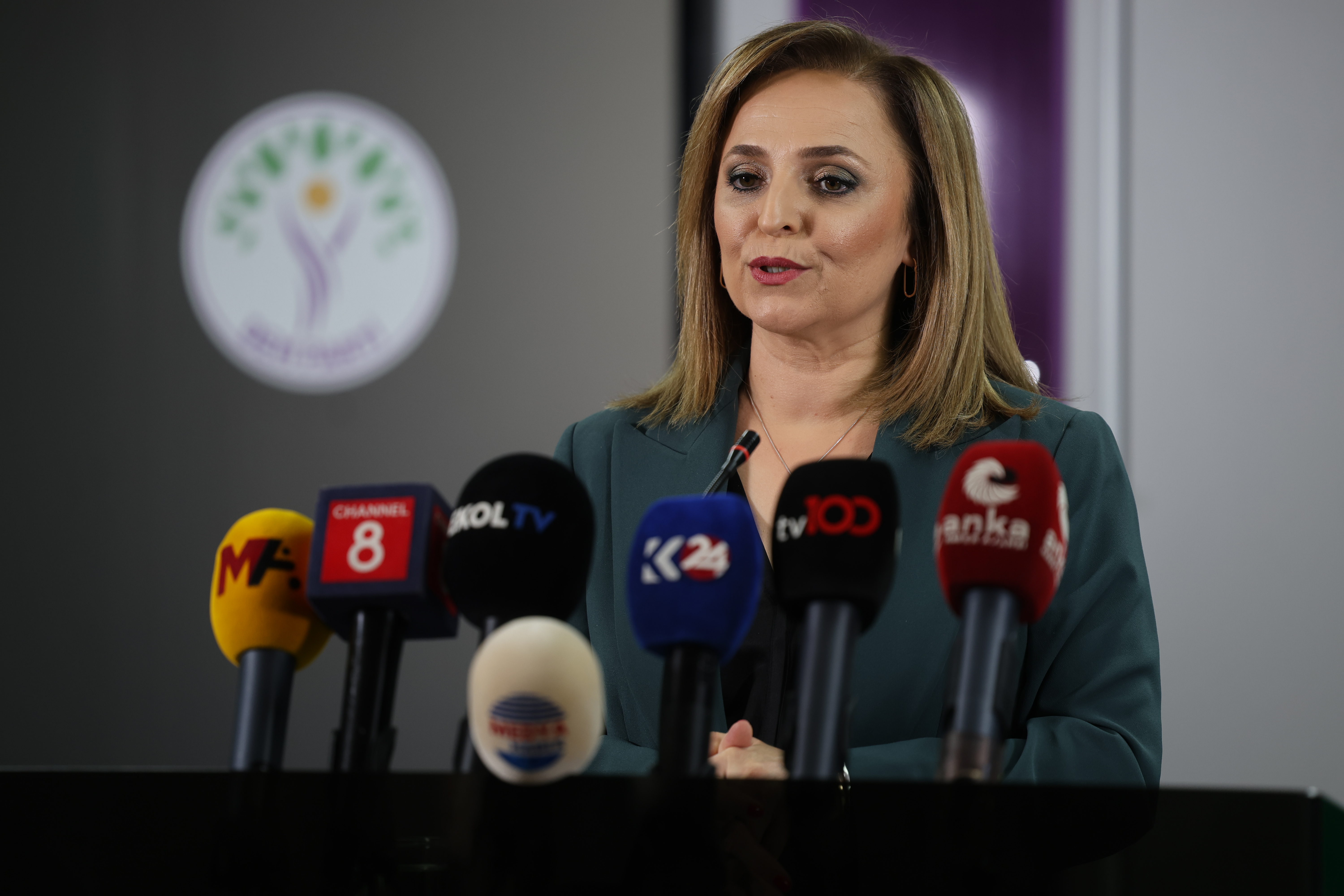 DEM Parti Sözcüsü Ayşegül Doğan, devam eden MYK toplantısında Kürt sorununa ilişkin sürecin ele alındığını belirterek, “Yeni bir aşamaya geçmek üzere olduğumuzdan söz edebiliriz” dedi. Doğan, silahsızlanma sürecine ilişkin önümüzdeki hafta tarihi gelişmelere tanıklık edileceğini ve bu konuda birkaç gün içinde Abdullah Öcalan’dan çağrı beklendiğini söyledi.