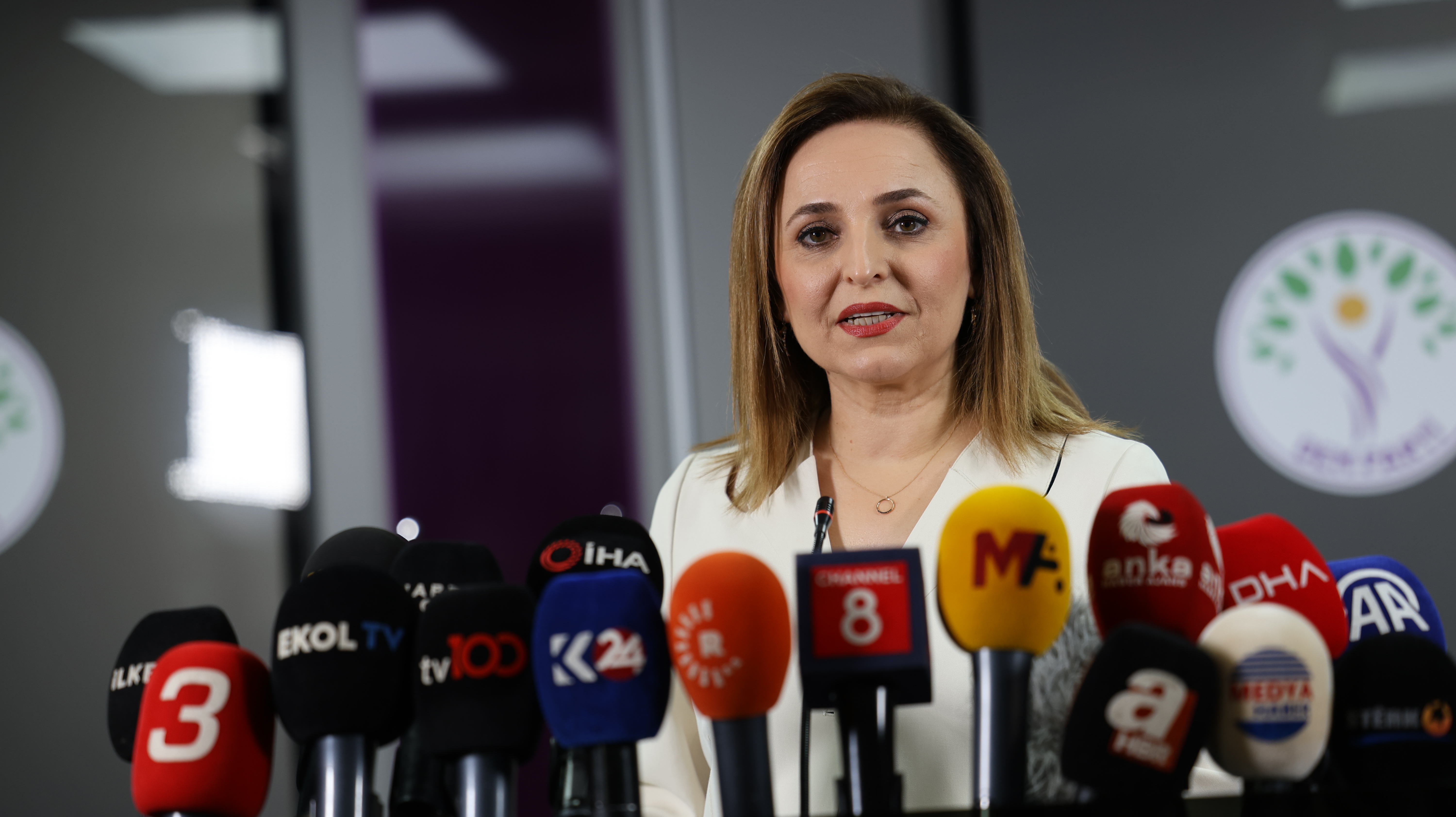 DEM Parti Sözcüsü Doğan, Abdullah Öcalan’ın görüntülü çağrısına ilişkin düzenlediği basın toplantısında, “Tarihi bir eşikteyiz, yepyeni bir sayfa açılıyor” dedi. Doğan 11 Temmuz'da PKK tarafından düzenlenecek tören için Süleymaniye'de olacaklarını açıkladı.
