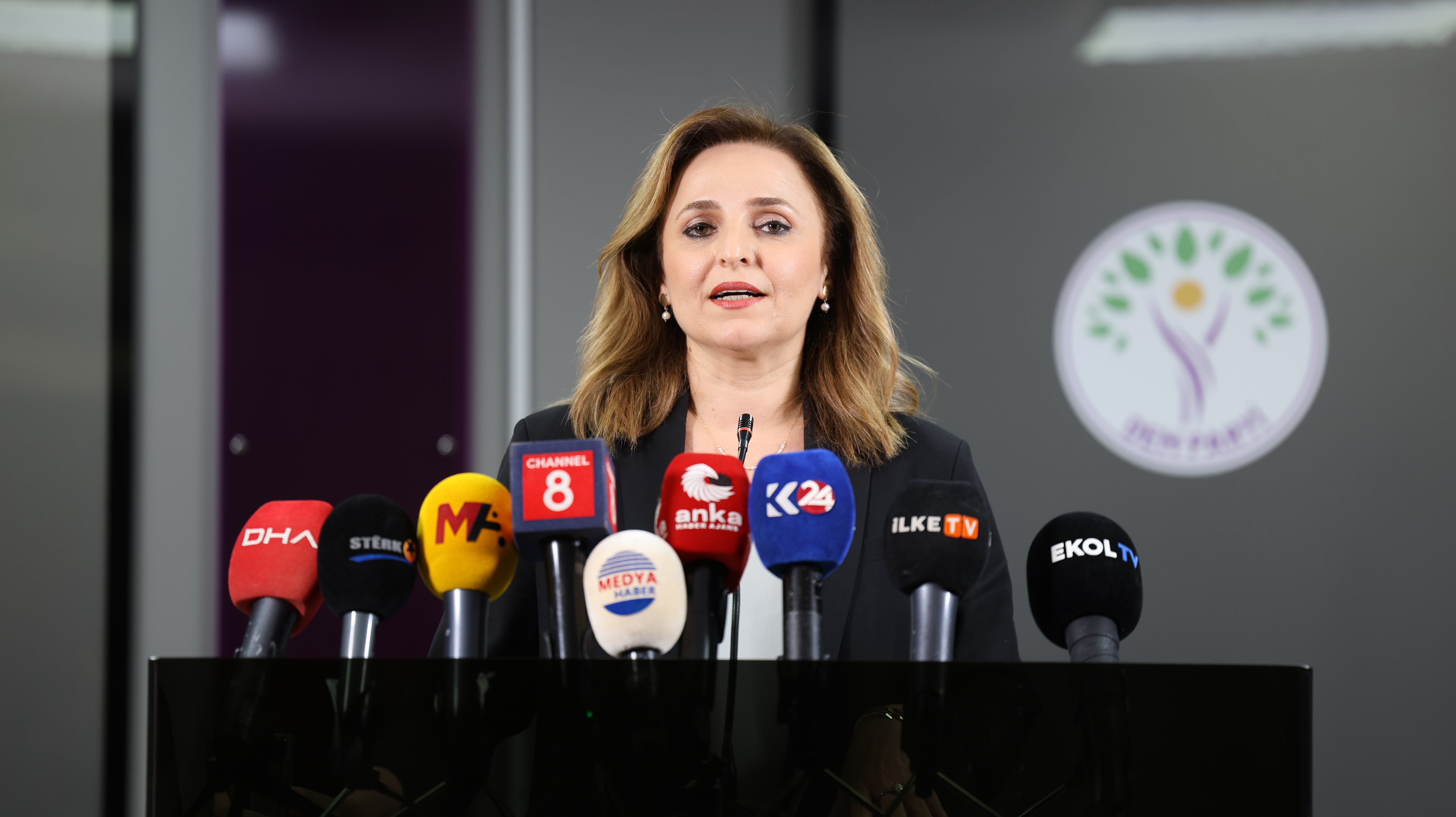 DEM Parti Sözcüsü Ayşegül Doğan, Barış ve Demokratik Toplum Grubu’nun silahları imha etme törenini hatırlatarak, “Sürecin yüklediği ağır sorumluluğun farkında olunmalıdır. Bizler DEM Parti olarak bu sorumluluğun farkındayız” dedi.