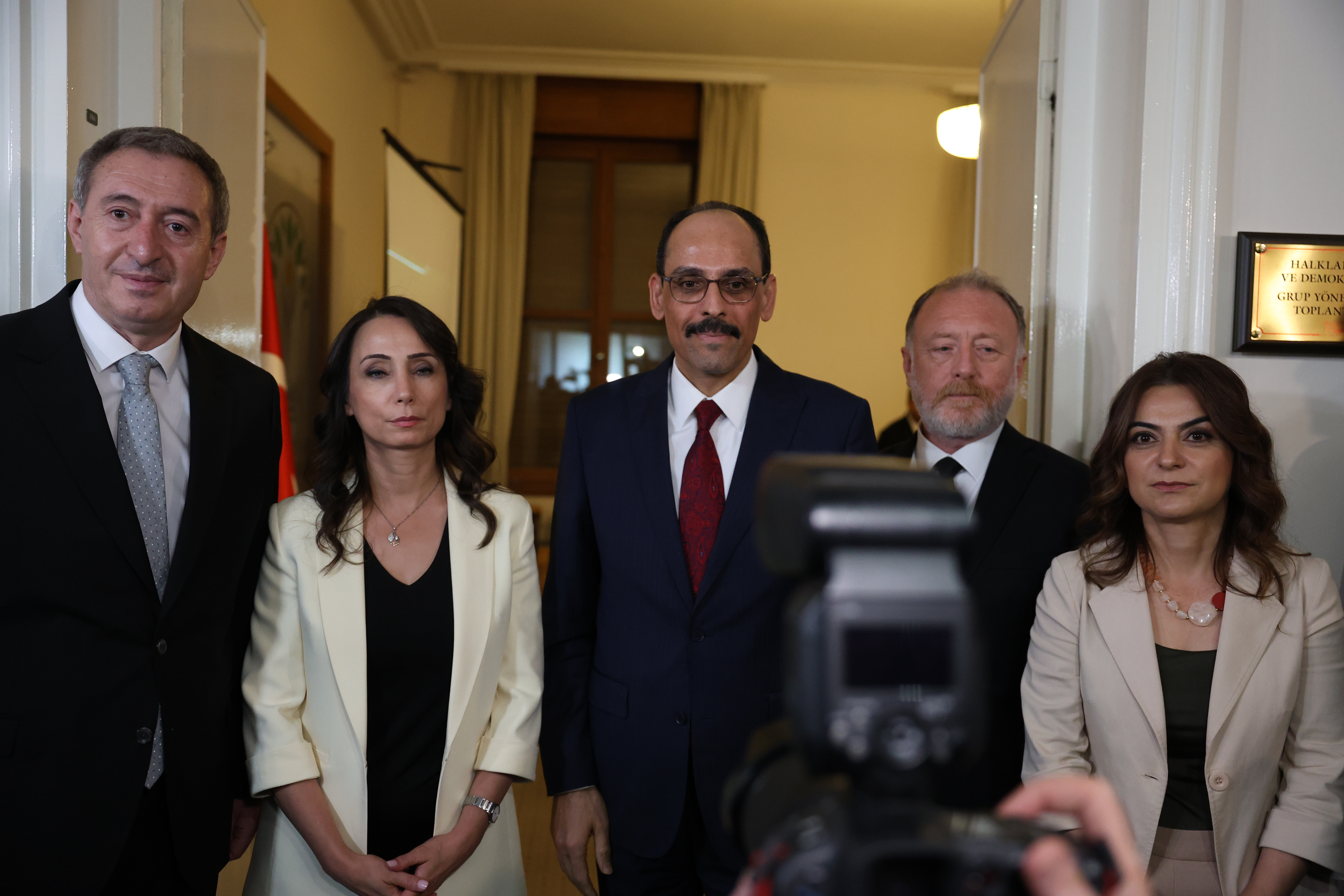 MİT Başkanı Kalın, süreç kapsamında Meclis’te kurulması planlanan komisyon gündemiyle siyasi parti gruplarını ziyaret etti.