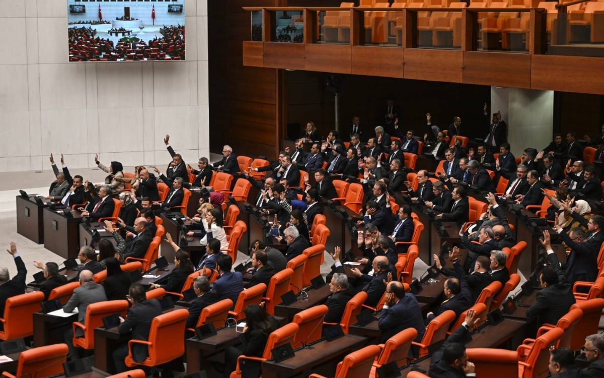 Milletvekillerinin verdiği 30 bin 546 önergeden 16 bin 908’i yasal süre geçtikten sonra cevaplandı, 8 bin 792’si ise yanıtsız bırakıldı. Verilen 30 bin 546 önergenin 12 bin 128’ini CHP milletvekilleri, 8 bin 181'ini de DEM Parti milletvekilleri verdi.