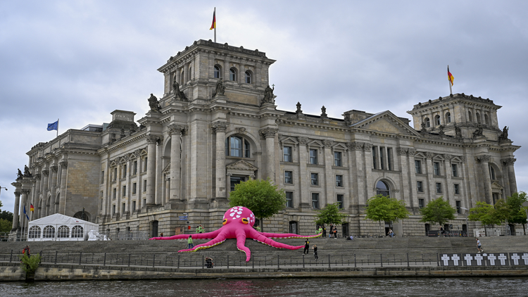 Bundestag önünde ahtapotlu eylem |