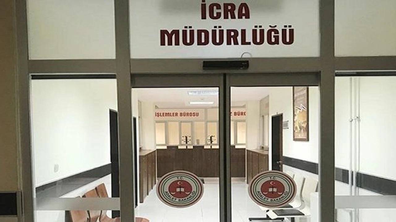 CHP'li Gülcan Kış’ın paylaştığı verilere göre bireysel borçlar altı ayda yüzde 22 arttı, toplam borç 5 trilyon liraya yaklaştı. Mahalle muhtarlıkları icra tebligatlarıyla dolup taşarken, her dört kişiden biri icra tehdidi altında.