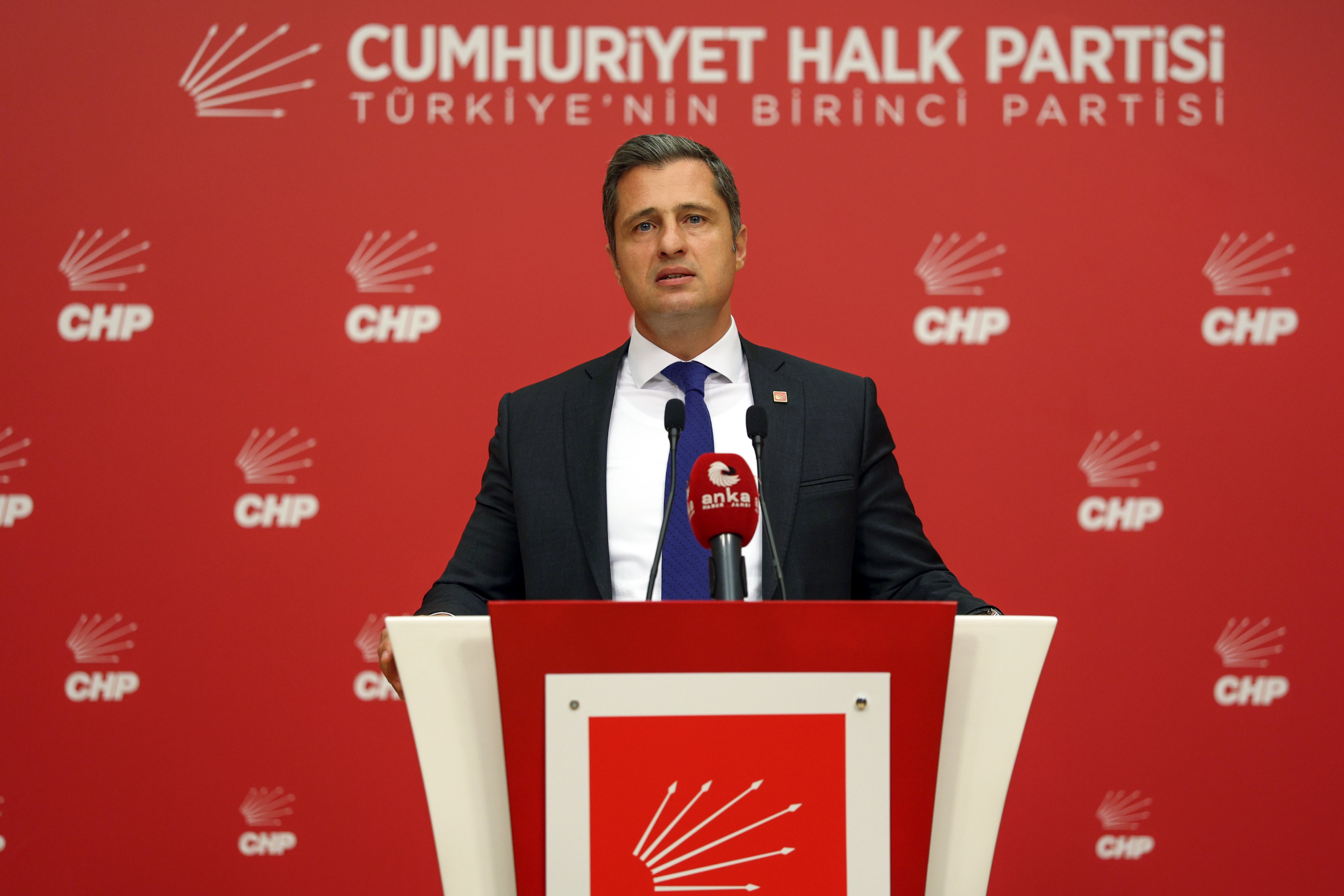 Meclis'te kurulacak komisyon hakkında konuşan CHP Sözcüsü Deniz Yücel, “Kendi önerdiğimiz komisyona girmeyecek halimiz yok. Elbette gireceğiz. Ama 'Adını biz belirleriz, istediğimiz nisapla karar alırız' gibi bir işin içinde de olmayız. Komisyonda eşit temsil ya da nitelikli çoğunlukla karar alınacağına dair yetkili bir ağızdan bir açıklama yapılsın, biz de girelim" dedi.