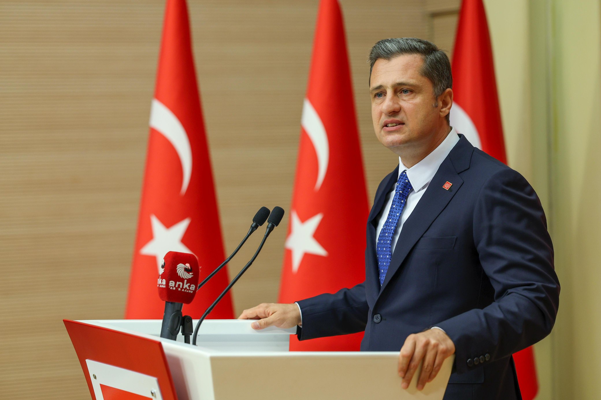 Meclis komisyonu için yapıcı olma ve katkı koyma niyetinde olduklarını belirten CHP Sözcüsü Deniz Yücel, "Barışın, demokrasinin her zaman savunucusuyuz. Ancak bu sürecin işleyişi, sürecin diğer aktörlerinin tavırları, samimiyetleri, sürecin şeffaf bir şekilde yürütülmesi CHP'nin alacağı tavır konusunda önemli bir etken olacaktır" dedi.
