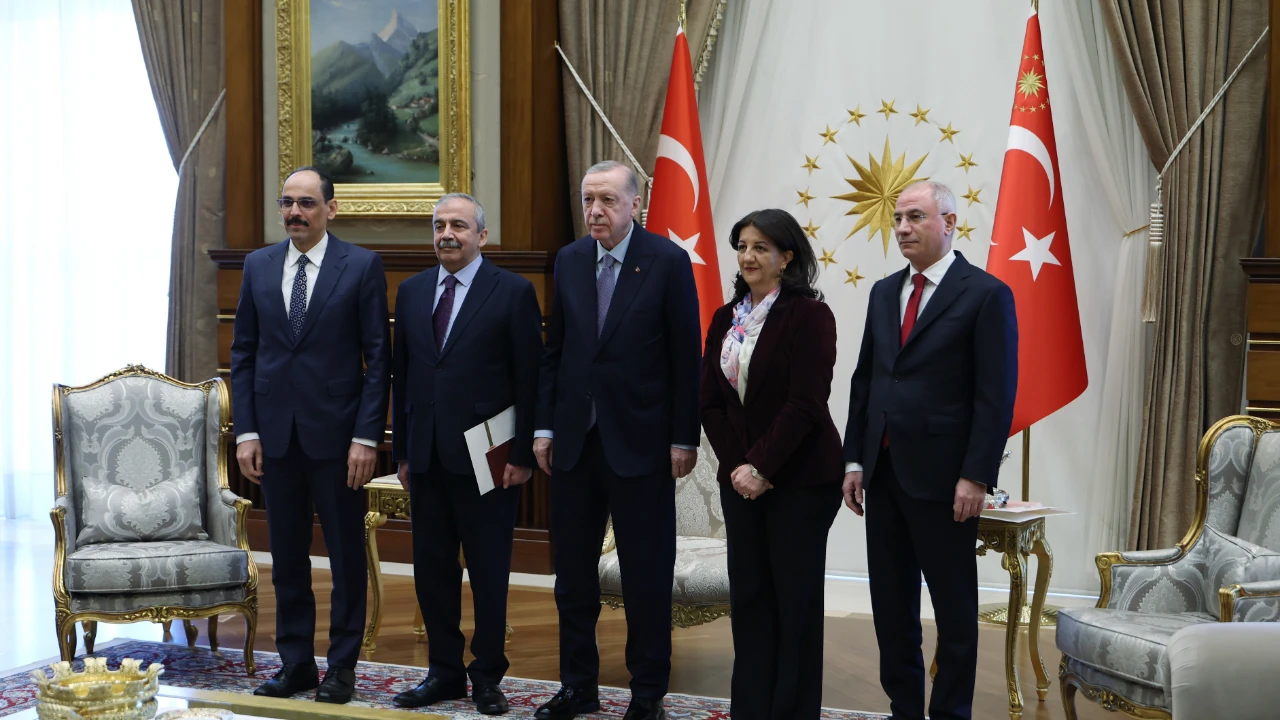 Ömer Çelik duyurdu l