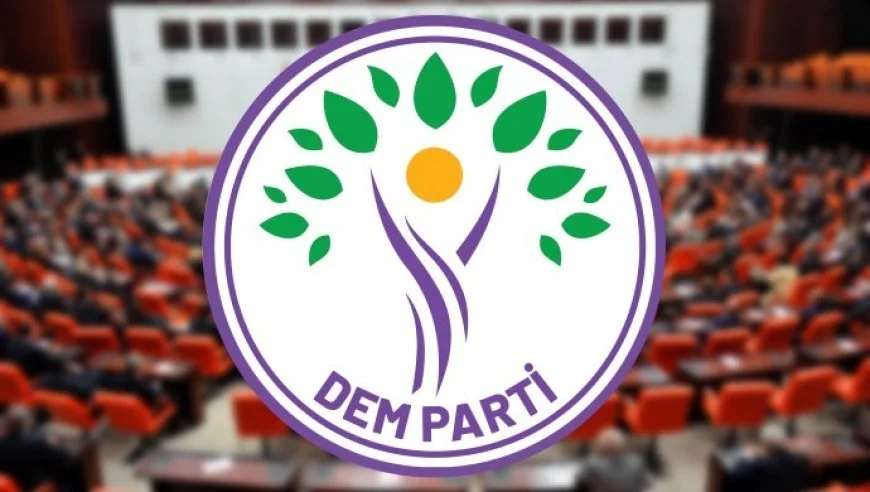 Parti Meclisi toplantısı sonuç bildirgesini açıklayan DEM Parti, "Sürecin zamana yayılmaya değil, güven inşa eden demokratik adımlara ihtiyaç duyduğu aşikardır. Barışı ancak birlikte büyütebiliriz, birlikte mücadele ederek toplumsallaştırabiliriz." dedi.