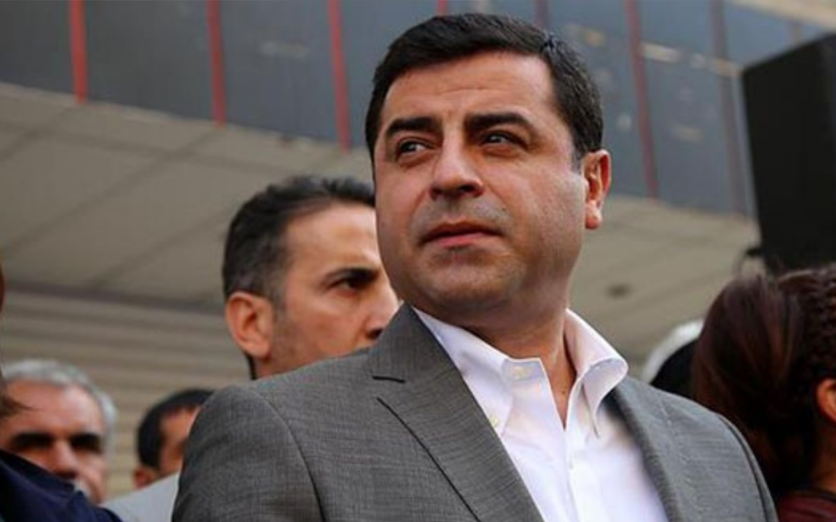 Selahattin Demirtaş, çözüm süreci ve PKK'nin silah bırakmasıyla ilgili yaptığı değerlendirmede, "Bazen de ‘Kürtler seçimde kimi destekleyecek?’ yerine ‘Seçimde Kürtleri kim destekleyecek?’ diye sorulmalı" ifadelerini kullandı. 