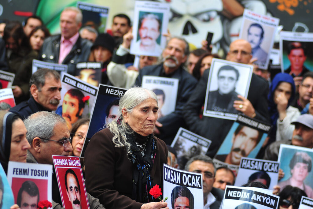 Gözaltında kaybedilen Hasan Ocak’ın annesi, Cumartesi Anneleri’nin sembol ismi Emine Ocak yaşamını yitirdi. 1995’ten bu yana kayıplar için adalet arayışının simgelerinden biri olan Ocak, “Vazgeçersek bu ülke kaybedenlerin cenneti olmaya devam edecek” diyerek mücadelenin kararlılıkla süreceğini haykırmıştı.
