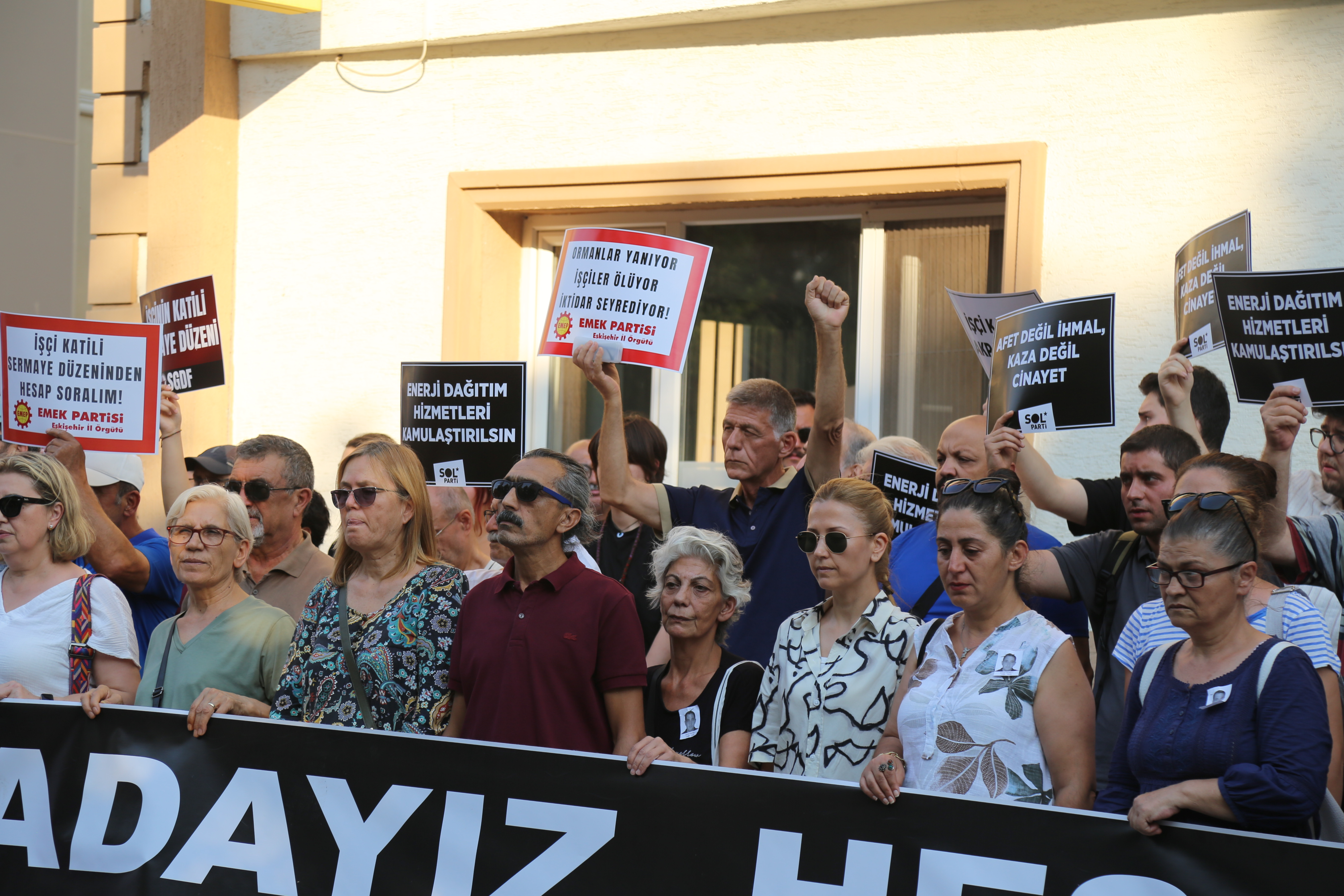 Eskişehir Emek ve Demokrasi Platformu, 10 kişinin yaşamını yitirdiği orman yangınına ilişkin açıklamasında ihmalleri ve rant politikalarını hedef aldı. “Yangın iş cinayetidir, sorumlular istifa etmelidir” çağrısı yapıldı.
