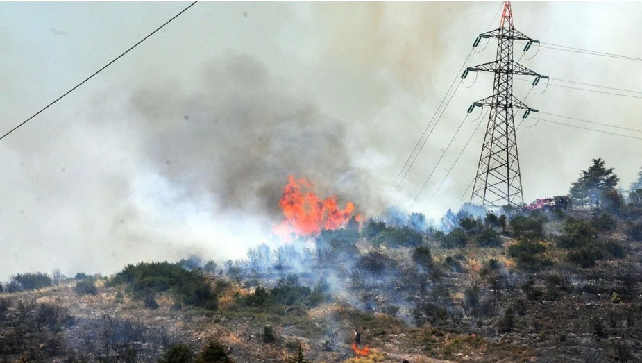 İzmir’in Menderes, Çeşme ve Ödemiş ilçelerinde çıkan yangınların elektrik kaynaklı olduğu, itfaiye raporlarıyla doğrulandı. İzmir ve çevresinde elektrik dağıtımını üstlenen Gediz Elektrik, yangınların elektrik hatlarından kaynaklandığını reddetmişti.