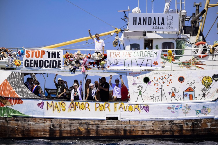 İsrail'in ablukası altındaki Gazze'ye insan yardım götürme amacıyla yola çıkan Özgürlük Filosu Koalisyonu'nun Handala gemisinde yer alan Fransız milletvekili Gabrielle Cathala, "Planlanmış kıtlık soykırımdır. Bu görüntüleri gören ve parmağını bile kıpırdatmayan dünyadaki tüm güçlü insanların elleri kanlıdır" dedi.