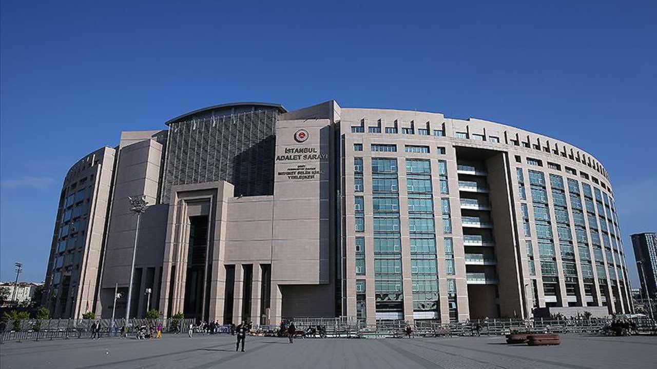 İBB'ye yönelik başlatılan soruşturma kapsamında gözaltına alınan 17 kişiden aralarında Boğaziçi A.Ş. Genel Müdür Müşaviri Deniz Erzincan ve Satınalma Uzmanı Ali Cüneyt Özdemir’in de olduğu 8 kişi tutuklanırken, 9 kişi ise adli kontrol şartıyla serbest bırakıldı.