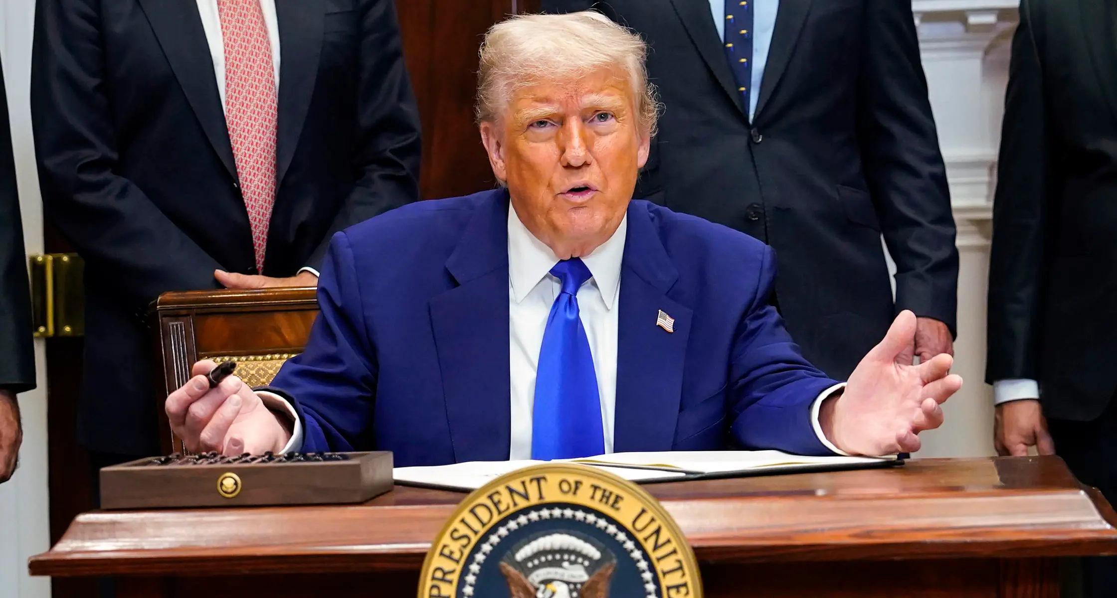 Trump, Epstein’a doğum günü mektubu gönderdiği yönündeki haberi yalanladı, Wall Street Journal’a 10 milyar dolarlık dava açtı.